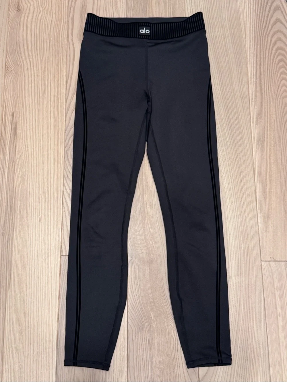 ALO Yoga Black Airlift Line Up Bra and Airlift Line Up Leggings